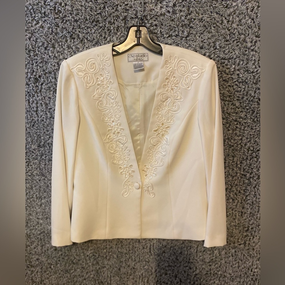 Che Studio  size 8 White embroidered front long sleeve lined blazer